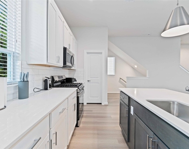 1013 Erin Street - Photo Thumbnail 6