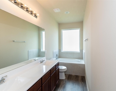 9522 Yellow Rose Drive - Photo Thumbnail 10