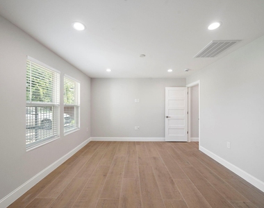 1823 Studewood Street - Photo Thumbnail 4