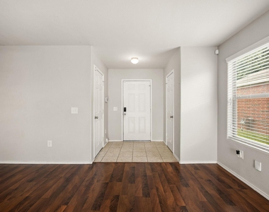 8102 Yaupon View Drive - Photo Thumbnail 3