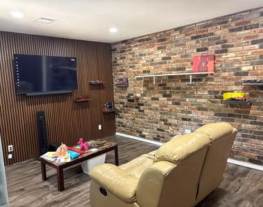 7122 Sharpcrest Street - Photo Thumbnail 6
