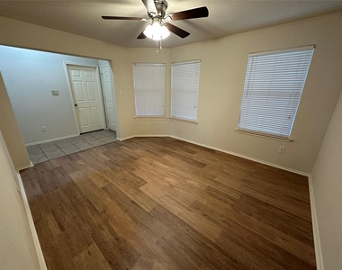 10427 Hamlet Vale Court - Photo Thumbnail 3
