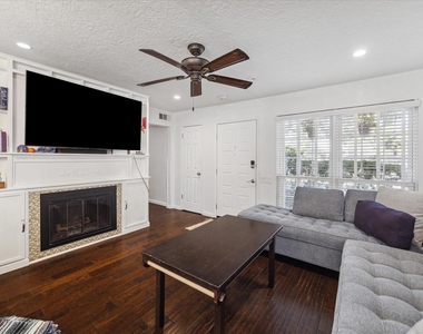 1880 White Oak Dr Drive - Photo Thumbnail 3