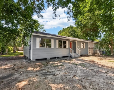 1089 Conklin Street - Photo Thumbnail 1