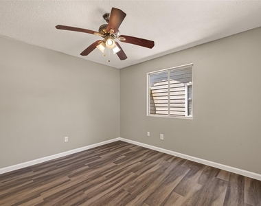 1089 Conklin Street - Photo Thumbnail 18
