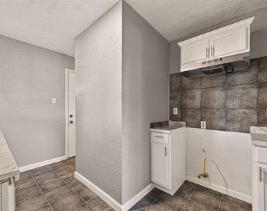 1089 Conklin Street - Photo Thumbnail 9