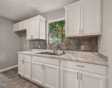 1089 Conklin Street - Photo Thumbnail 7