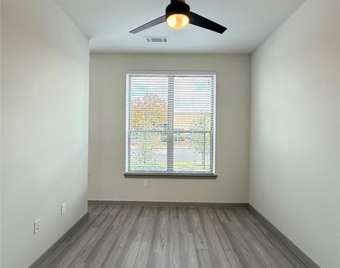 11604 Stonehollow Dr - Photo Thumbnail 3