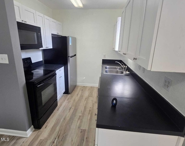 2903 Rollins Street - Photo Thumbnail 9