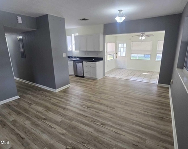 2903 Rollins Street - Photo Thumbnail 4
