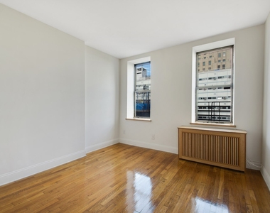 West 49 Street - Photo Thumbnail 2