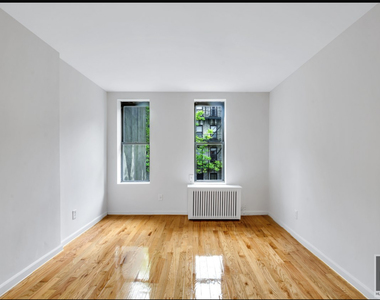 West 49 Street - Photo Thumbnail 3