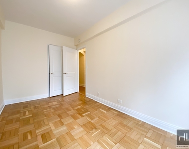 East 56 Street - Photo Thumbnail 5