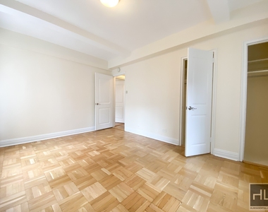 East 56 Street - Photo Thumbnail 3