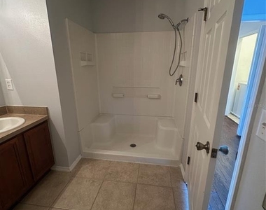 2516 Edgewater Falls Drive - Photo Thumbnail 17