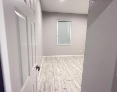 2736 W Spruce Street - Photo Thumbnail 9