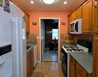 10036 63rd Avenue N - Photo Thumbnail 5