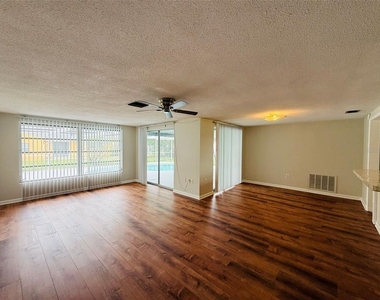 7910 Lilac Drive - Photo Thumbnail 5
