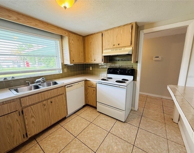 7910 Lilac Drive - Photo Thumbnail 8