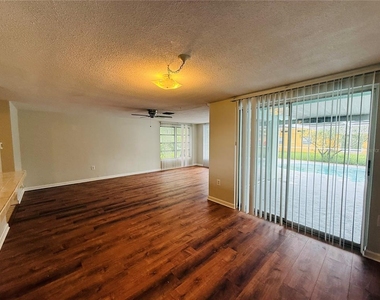 7910 Lilac Drive - Photo Thumbnail 4
