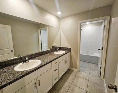 6822 King Creek Drive - Photo Thumbnail 31