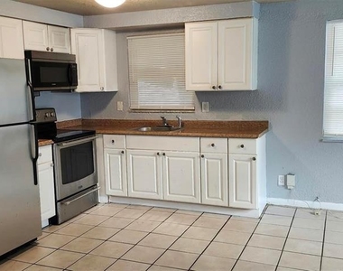 9809 N Jasmine Avenue - Photo Thumbnail 3