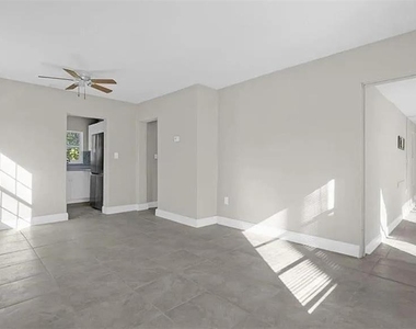 907 Columbia Street - Photo Thumbnail 3
