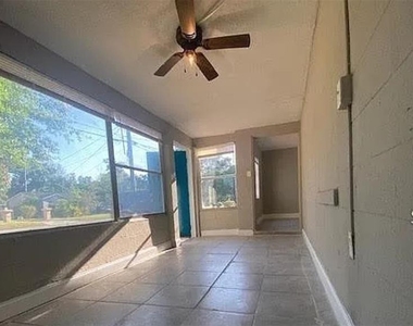 907 Columbia Street - Photo Thumbnail 2