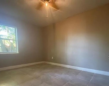907 Columbia Street - Photo Thumbnail 10