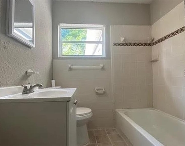 907 Columbia Street - Photo Thumbnail 7