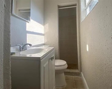 907 Columbia Street - Photo Thumbnail 8