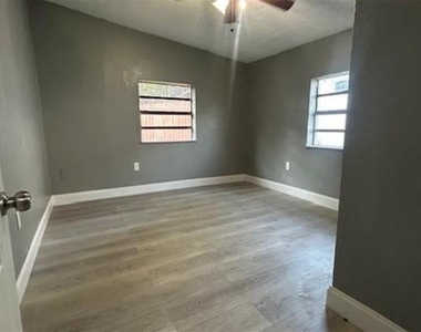 1025 25th Street - Photo Thumbnail 12