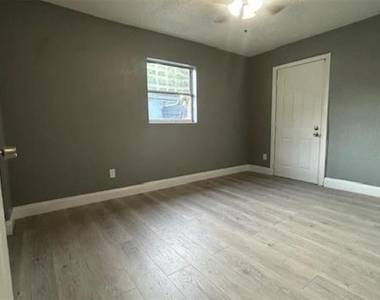 1025 25th Street - Photo Thumbnail 8