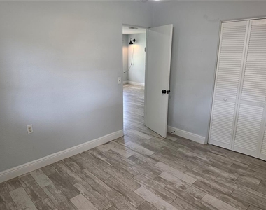 2205 1/2 S Park Avenue - Photo Thumbnail 12
