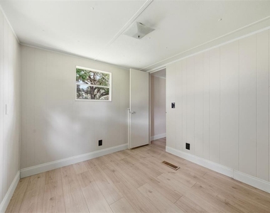 1096 Navajo Drive - Photo Thumbnail 11