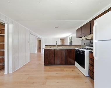 1096 Navajo Drive - Photo Thumbnail 7
