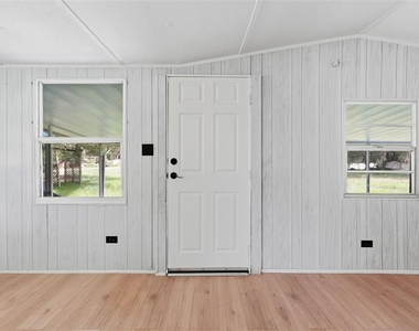 1096 Navajo Drive - Photo Thumbnail 4