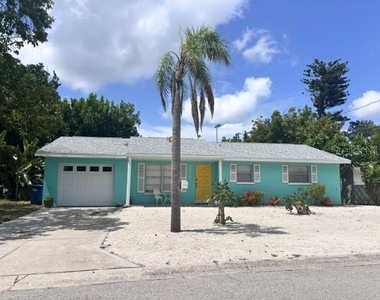 8218 43rd Avenue W - Photo Thumbnail 1