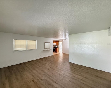 524 N Lakemont Avenue - Photo Thumbnail 3
