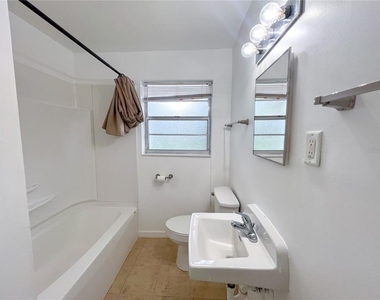 626 Nw 31st Place - Photo Thumbnail 8