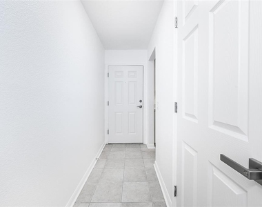 1001 W Marion Avenue - Photo Thumbnail 2