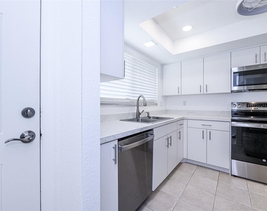 1001 W Marion Avenue - Photo Thumbnail 3