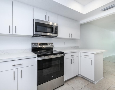 1001 W Marion Avenue - Photo Thumbnail 6