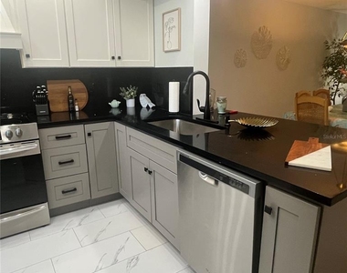 995 Laguna Drive - Photo Thumbnail 3