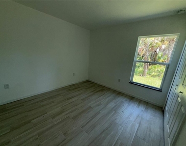 2408 Van Leer Avenue - Photo Thumbnail 17