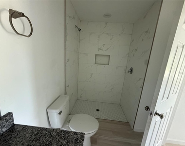 2408 Van Leer Avenue - Photo Thumbnail 9