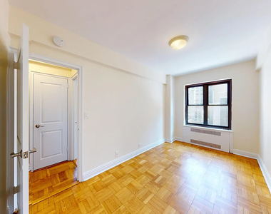56th & Lexington Ave - Photo Thumbnail 4