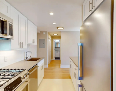 80 North Moore Street - Photo Thumbnail 4
