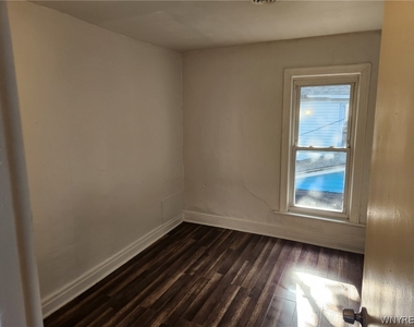 325 Breckenridge Street - Photo Thumbnail 3