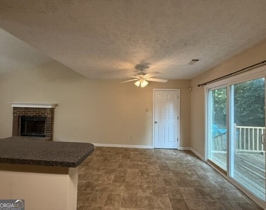206 Lisa Court - Photo Thumbnail 4